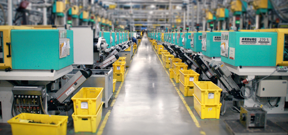 Spritzgussmaschinen in der igus® Fabrik