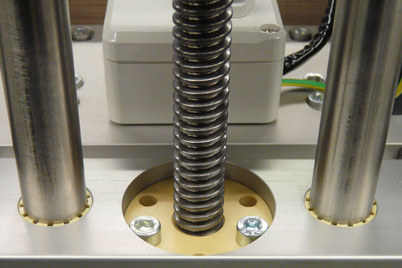 Gleitlagerfolie links und rechts zur Wellenlagerung, Spindel und Mutter mittig für den Antrieb