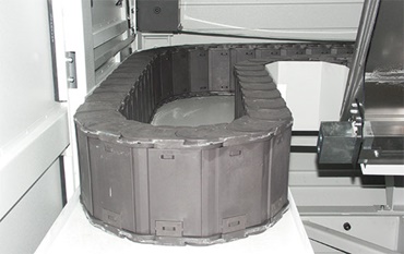 Schluss mit Brandspuren: Kunststoff-Energierohr aus dem Sonderwerkstoff „igumid® HT“. Späne bis 850 °C prallen an der Energieführung einfach ab.