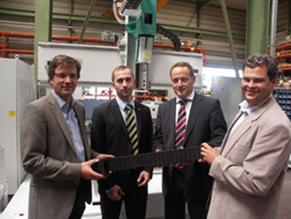 Von links: Ulrich Gnädinger (MAKA Systems), Michael Offner (igus), Reinhard Hiller (MAKA).