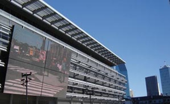 Temperaturbeständige Leitungen in LED-Bildschirm am Victory Plaza in Dallas