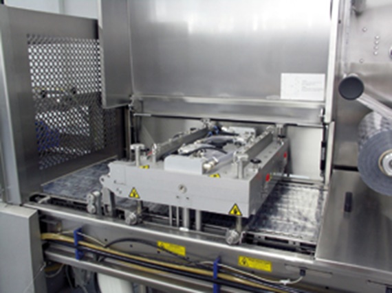 Standardisiertes Kniehebelhubsystem in der Siegelstation