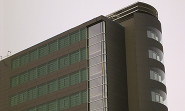 Verstellbare Lamellen an einer Fassade