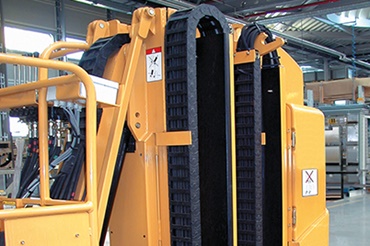 Grove Manlift mit gefalteter Energiekette auf kleinstem Raum